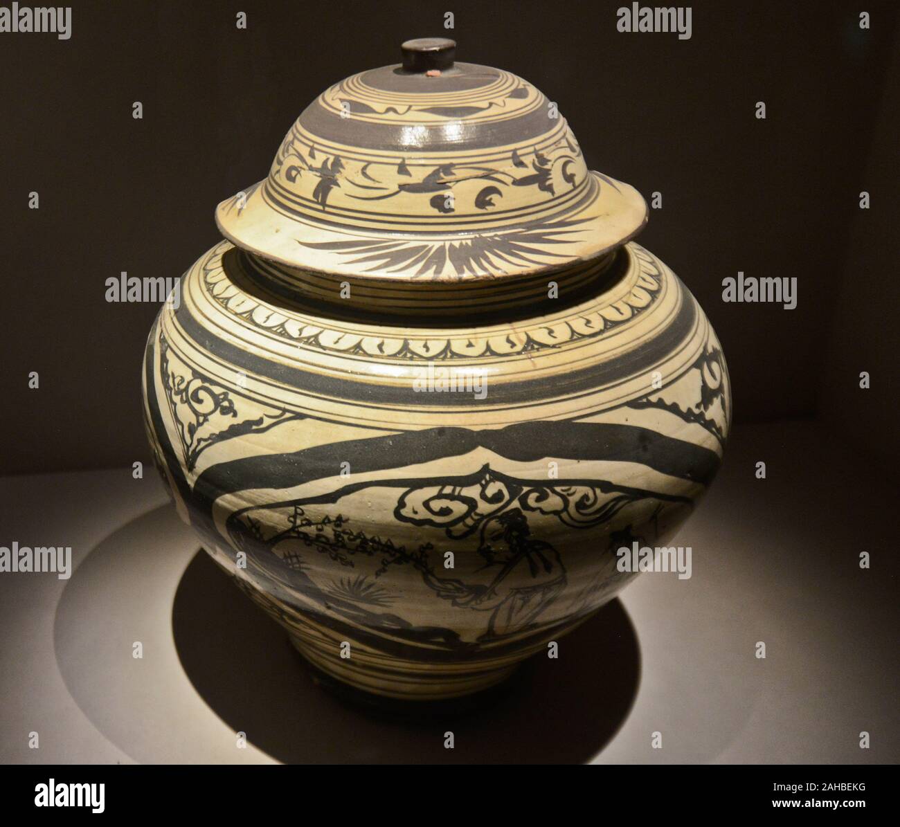 Porcelaine peinte pot chinois. Dynastie Song (960-1279 AD). Wuhan Museum, Chine Banque D'Images