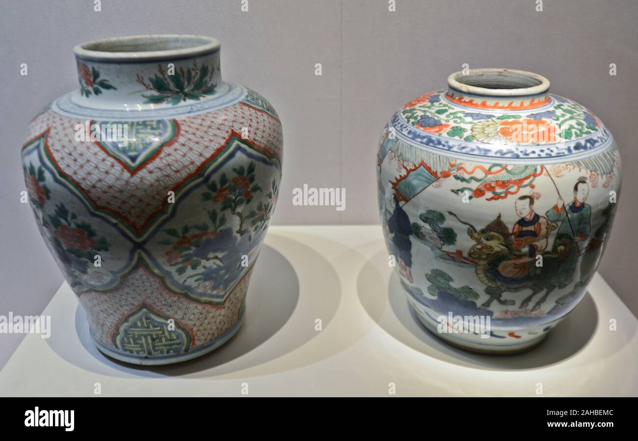 Porcelaine chinoise : pots chinois peints en polychrome. Shunzhi règne de Qing (1644-1661 AD). Musée Wuhan, Chine Banque D'Images