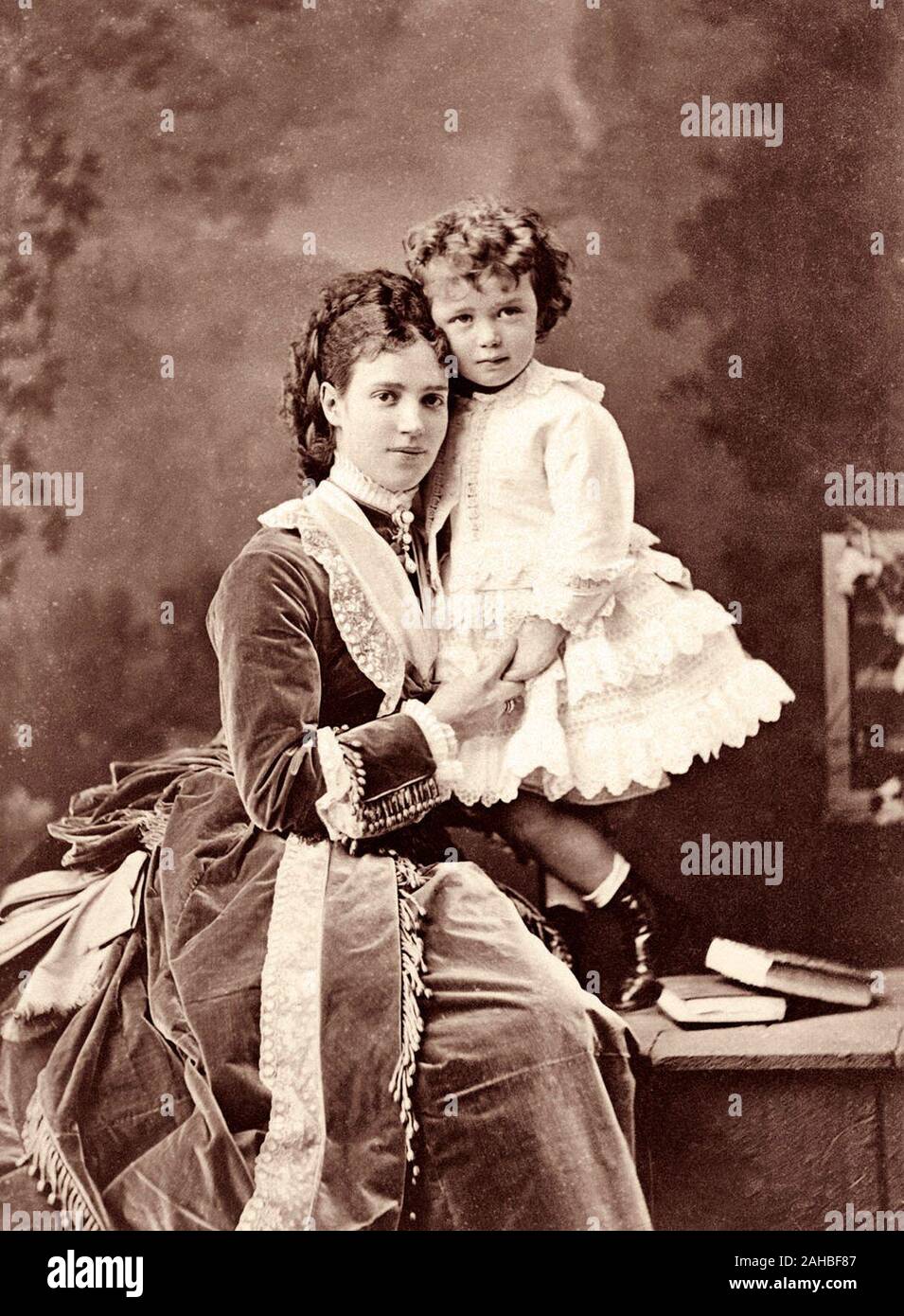 Nicolas II comme un enfant avec sa mère, Maria Feodorovna, en 1870 Banque D'Images