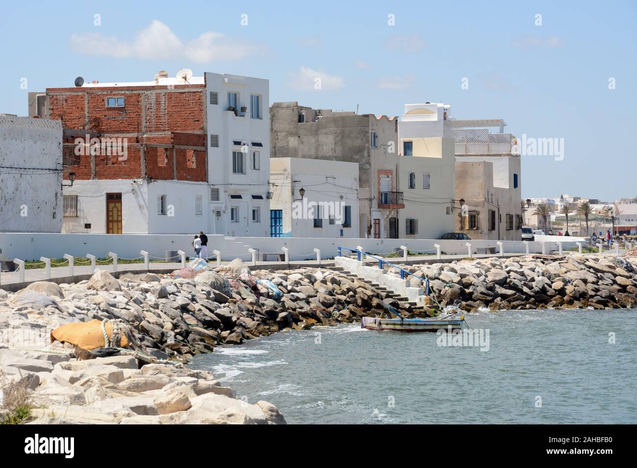 Une vue sur la côte rocheuse et bâtiments blanchis à la chaux de la vieille ville de Mahdia sur la côte méditerranéenne de Tunisie. Banque D'Images