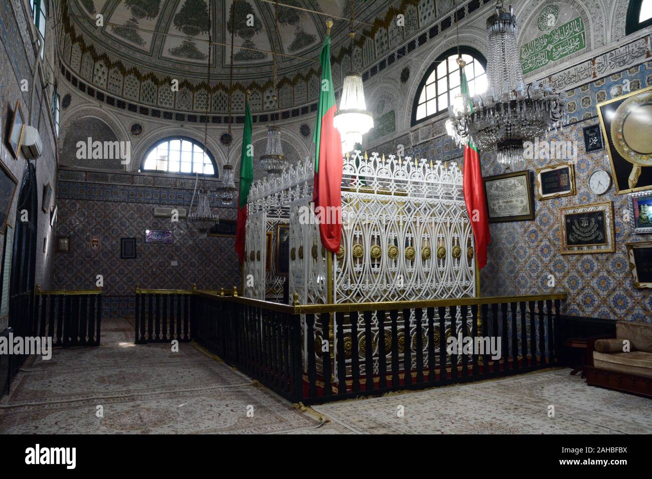 L'intérieur du mausolée contenant le tombeau de Sidi Mehrez, une cité médiévale saint homme tunisien et patronne, dans la médina de Tunis, Tunisie. Banque D'Images