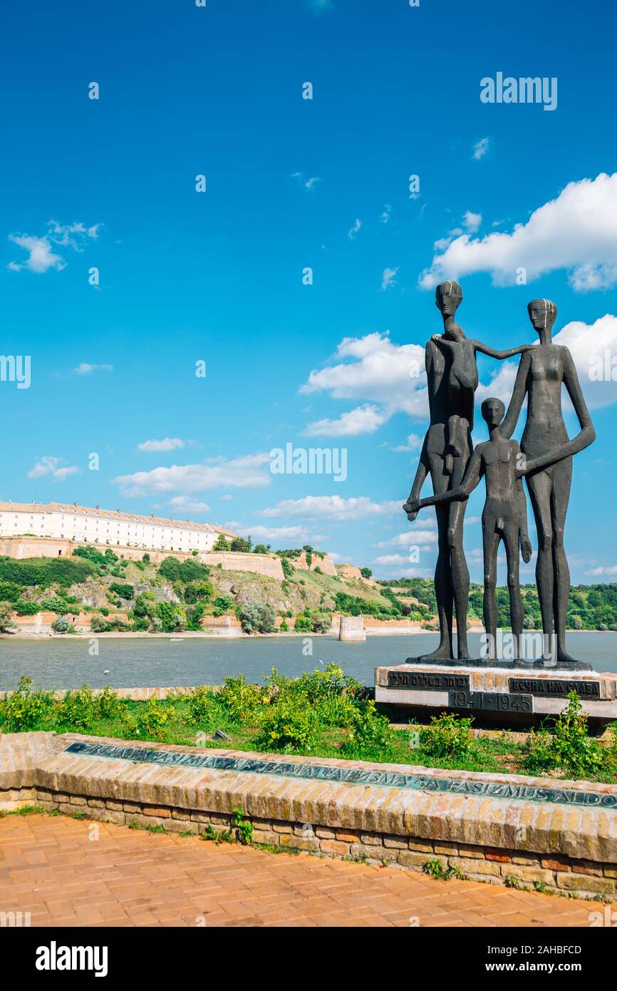 Novi Sad, Serbie - Juillet 17, 2019 : Monument aux victimes et la forteresse de Petrovaradin sur Danube Banque D'Images