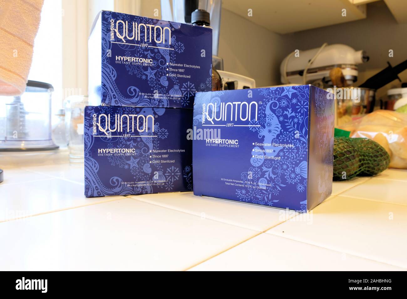 Trois boîtes d'hypertonique Quinton supplément : pureté de l'eau de mer concentrée liquide électrolytique pour l'énergie des minéraux de performance sportive. Banque D'Images