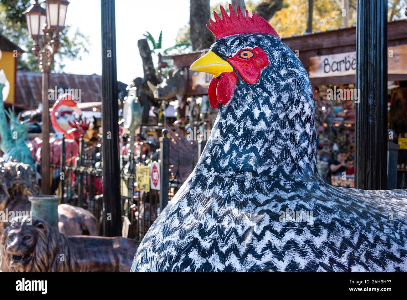 Poulet peint géant en aluminium recyclé à Barberville Cour routière Art Emporium à Pierson, en Floride. (USA) Banque D'Images