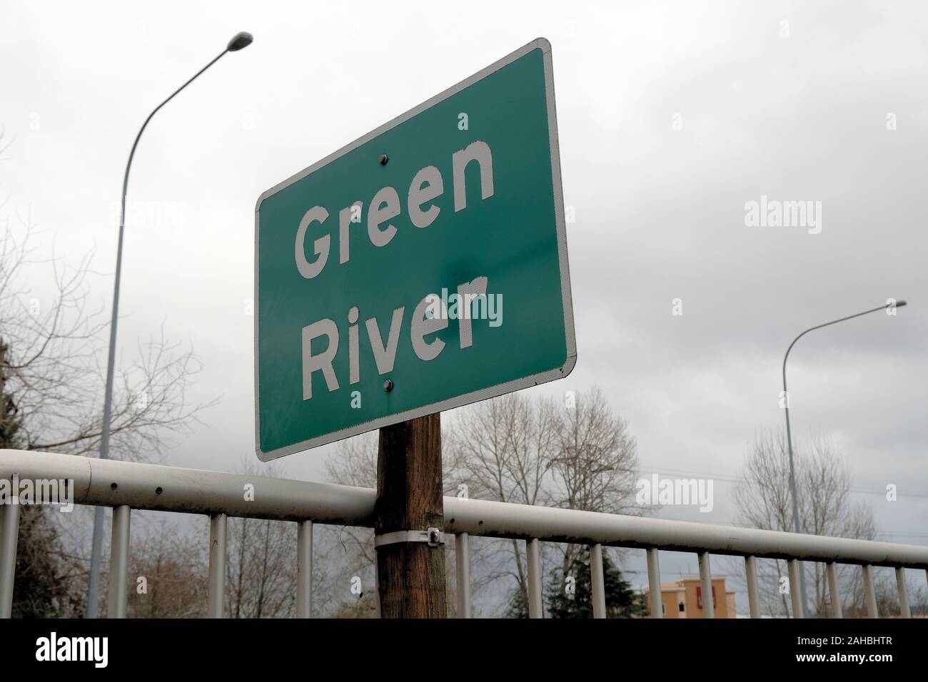 Inscrivez-vous pour la Green River situé sur un passage supérieur de la rue à Seattle, Washington, USA ; river rendu célèbre par Gary Ridgway, le fameux Green River Killer. Banque D'Images