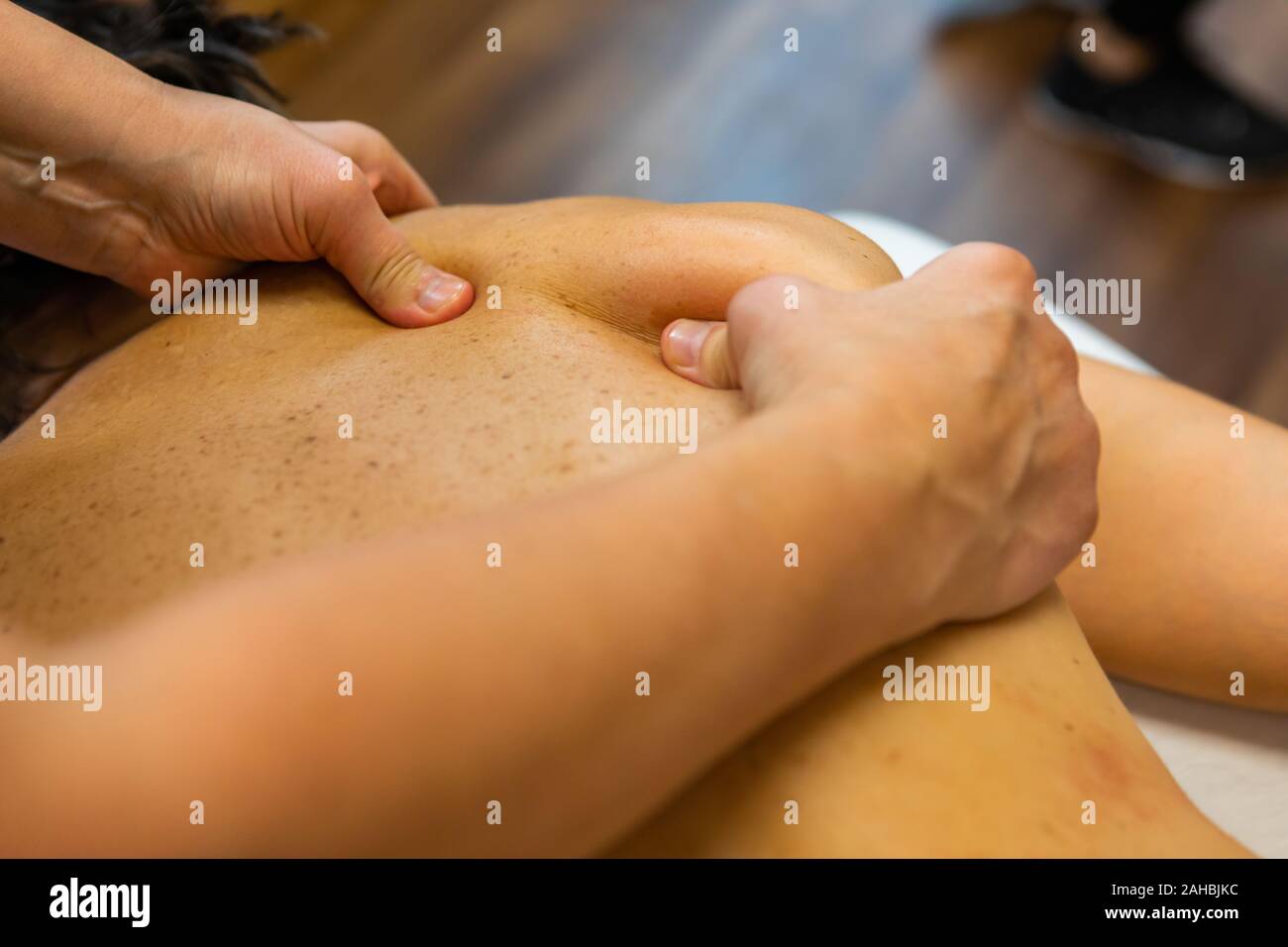 Un gros plan sur les mains d'un massage suédois, étudiant la pratique technique petrissage le pétrissage, aka l'apprentissage des compétences avec l'exemplaire de l'espace en haut Banque D'Images