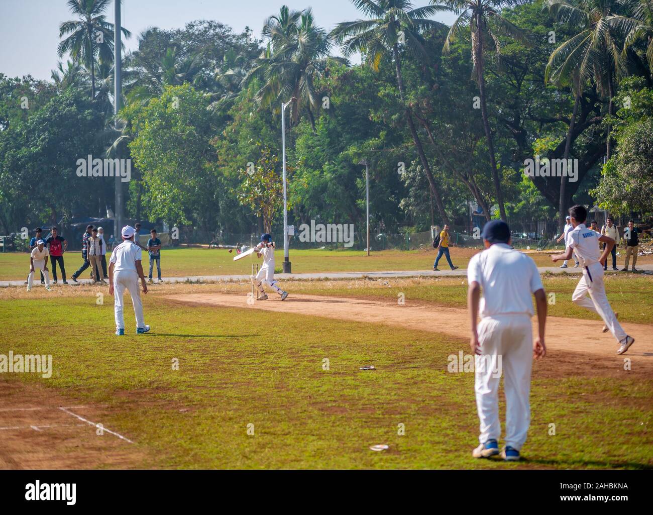 Mumbai, Inde - le 14 décembre 2019 : Indias plus célèbre Cricket sport pratiqué par les enfants au niveau local au sol de Mumbai Banque D'Images