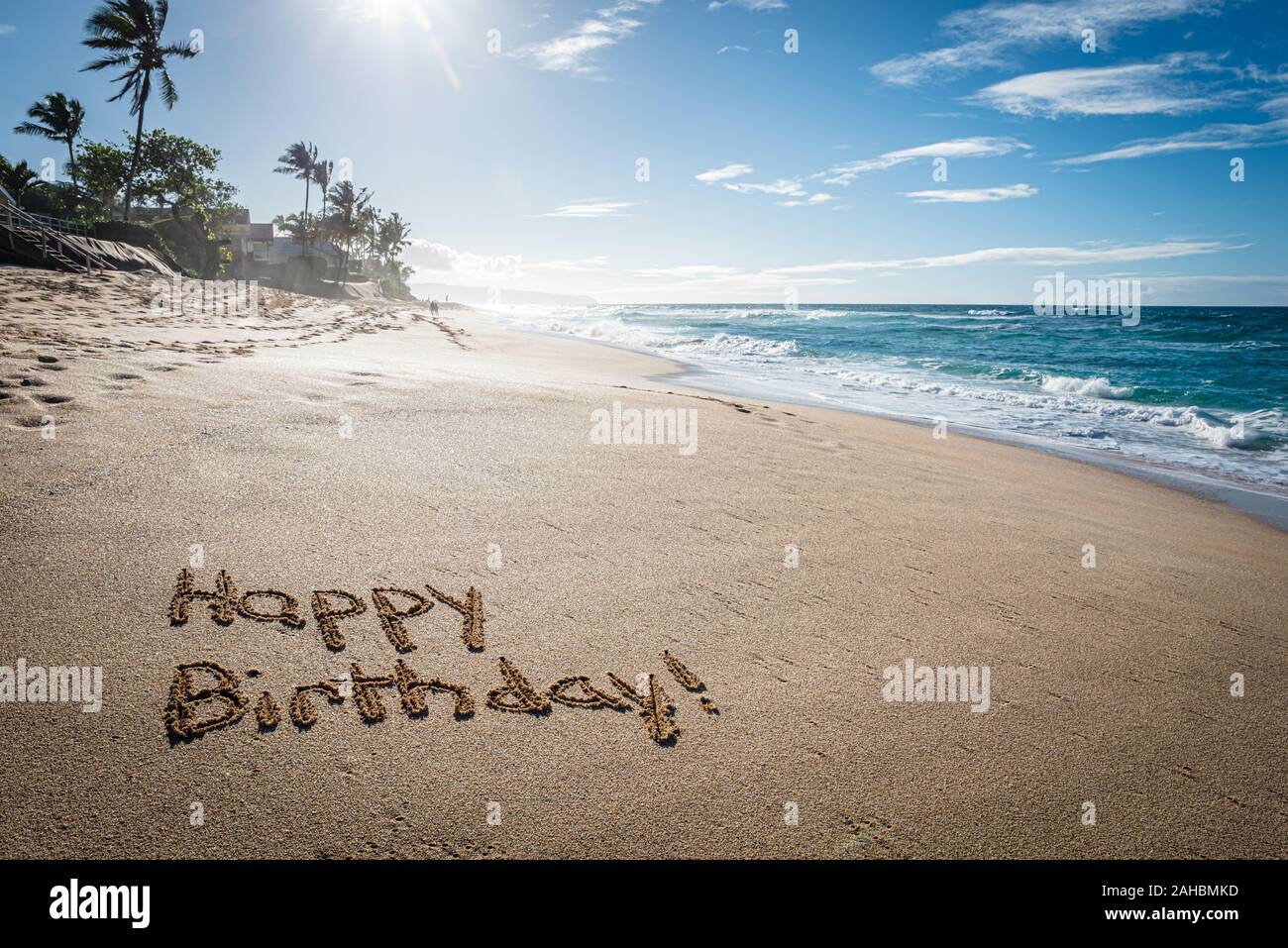 Joyeux Anniversaire Ecrit Dans Le Sable Sur Sunset Beach A Hawaii Avec Palmiers Et L Ocean En Arriere Plan Photo Stock Alamy