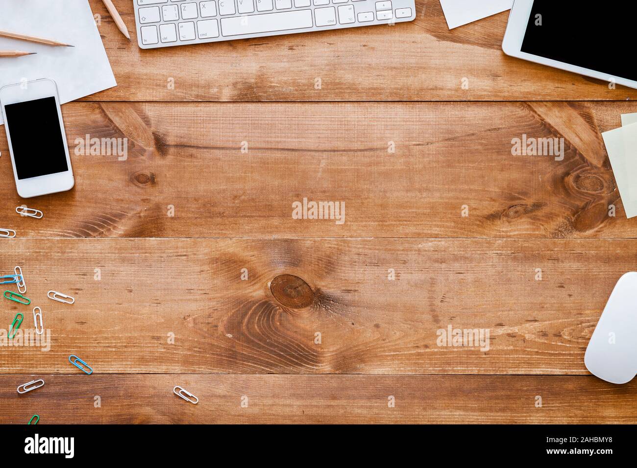 Les dispositifs d'alimentation sur un bureau en bois en arrière-plan, Vue de dessus de bureau Banque D'Images