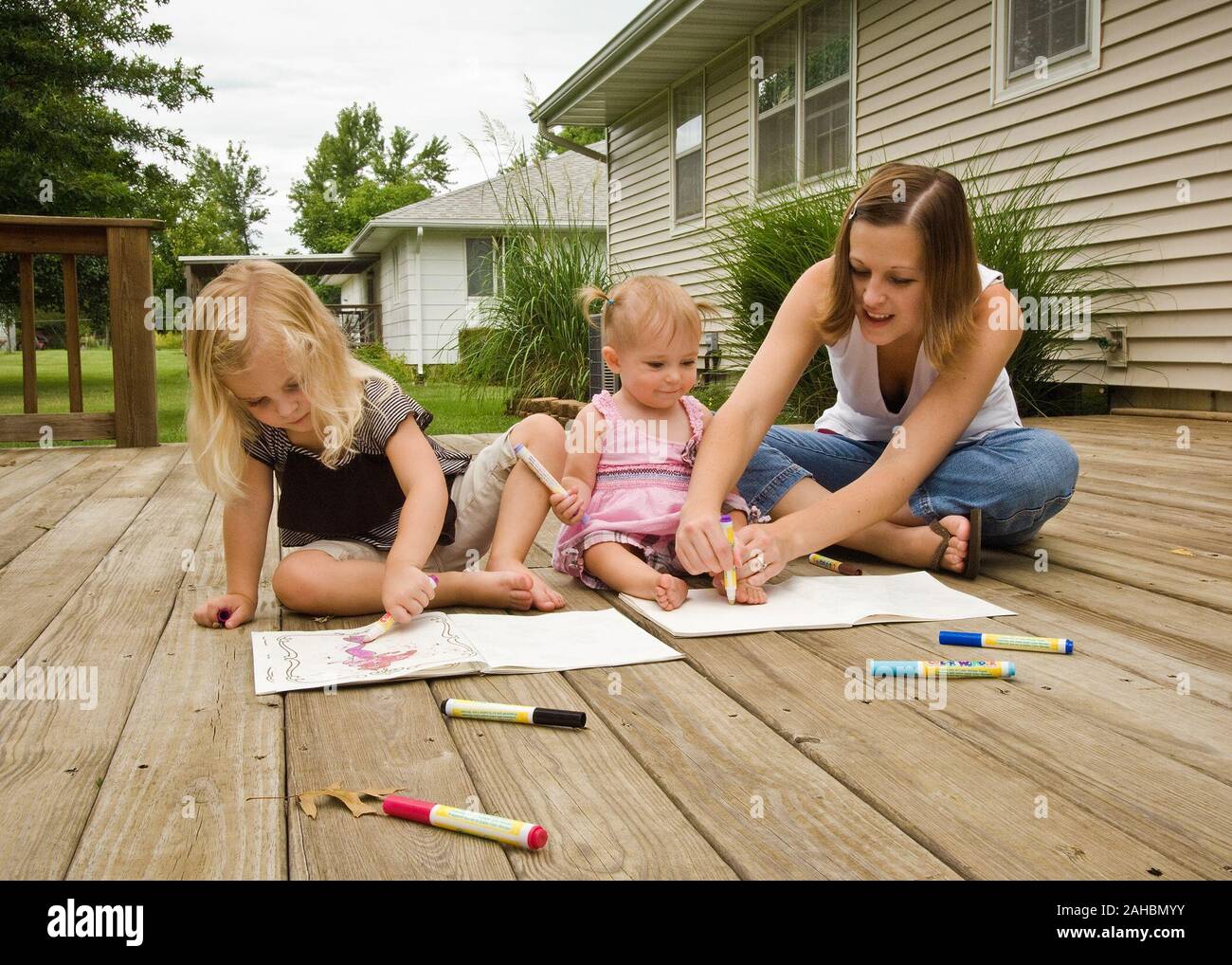 Une mère et enfants jouant sur le pont de leur accueil la famille a pu acheter avec l'aide du Département américain de l'Agriculture, le développement rural programme de garanties de prêts et les fonds alloués par l'entremise de l'American Recovery and Reinvestment Act de 2009 (ARRA). Banque D'Images