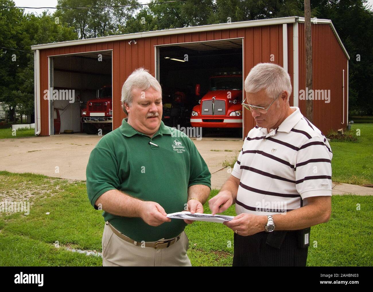 Dave Lamb (à gauche) et Doug Bartlett (droite), comté de Linn Kansas, chef du service d'incendie et d'urgence l'examen du coordonnateur Gestion architects dessin pour un nouveau feu chambre à Prescott Kansas. Le fire district a reçu des fonds pour la construction de la Kansas Department of Commerce grâce à l'état de développement communautaire du Programme de subventions globales. Les fonds seront utilisés de concert avec l'AGRICULTURE Le développement rural Fonds attribués par l'American Recovery and Reinvestment Act de 2009 (ARRA). Banque D'Images
