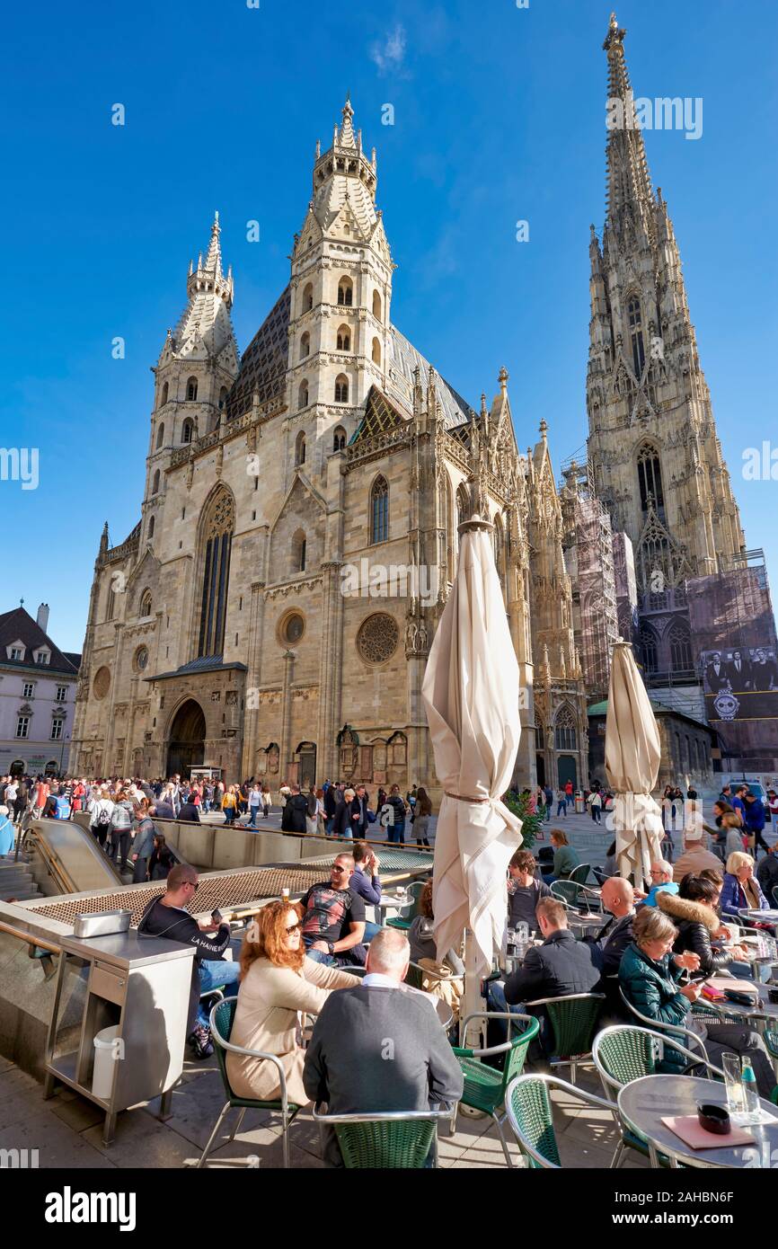 Les gens assis à un café de la place Stephansplatz, en face de la cathédrale Stephansdom. Vienne, Autriche Banque D'Images