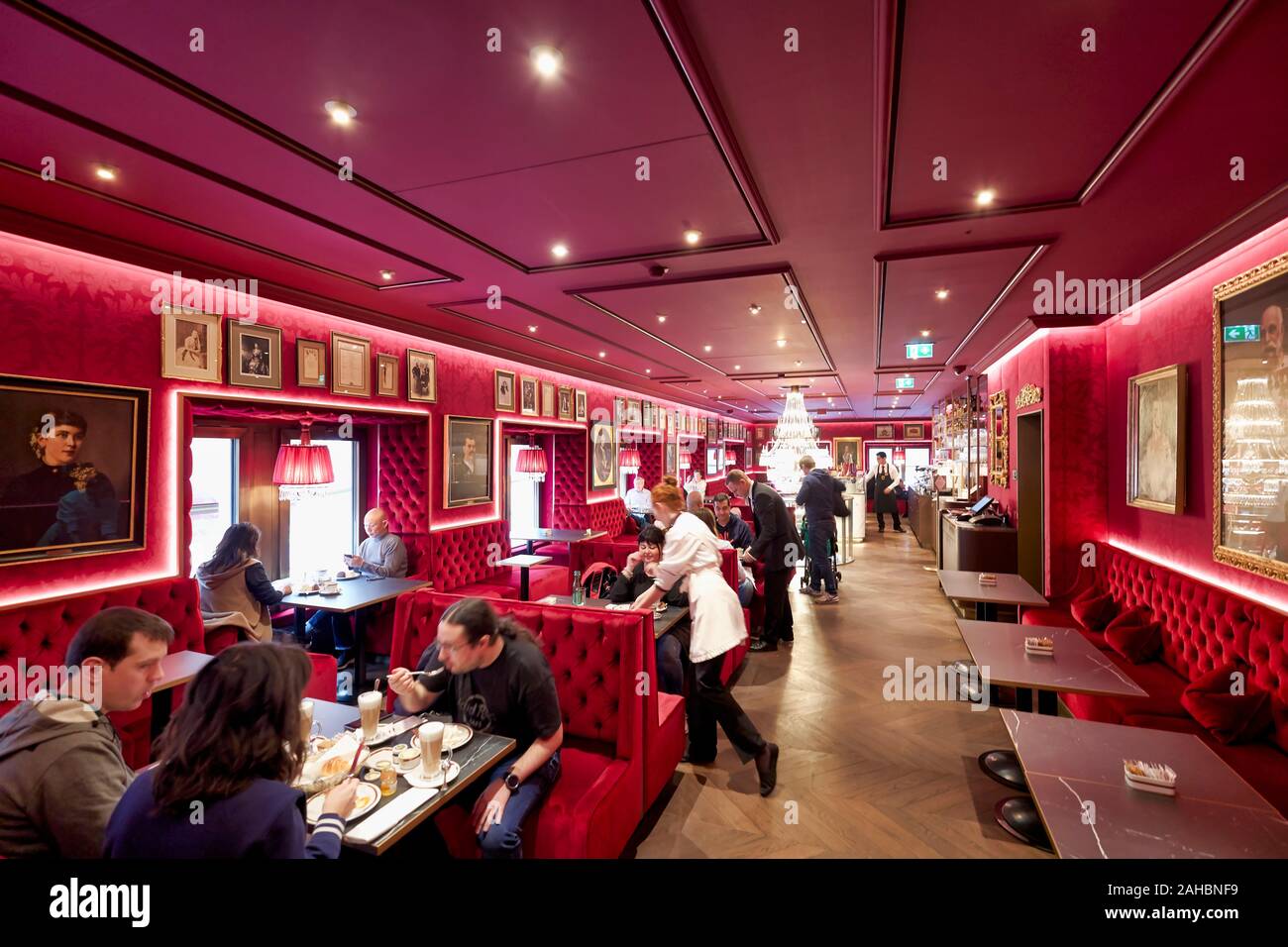 L'hôtel Sacher Vienne Autriche. Le salon de thé rouge, au goût Sacher Torte Banque D'Images