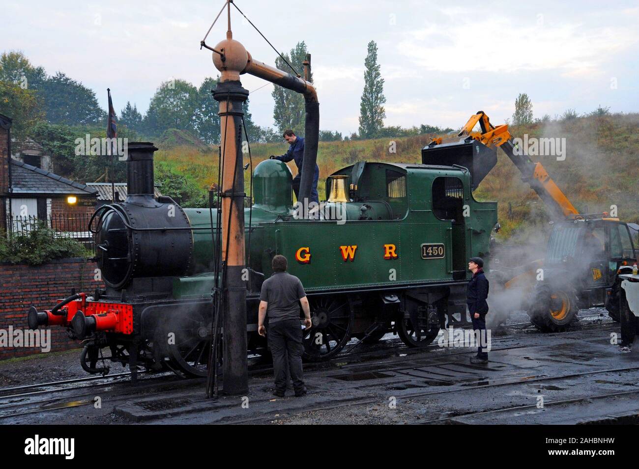 Tôt le matin, préparation de classe GWR 14 moteur à vapeur, le remplissage du charbon et de l'eau pour la journée de travail en tirant les trains préservés à la Severn Valley Railway Banque D'Images