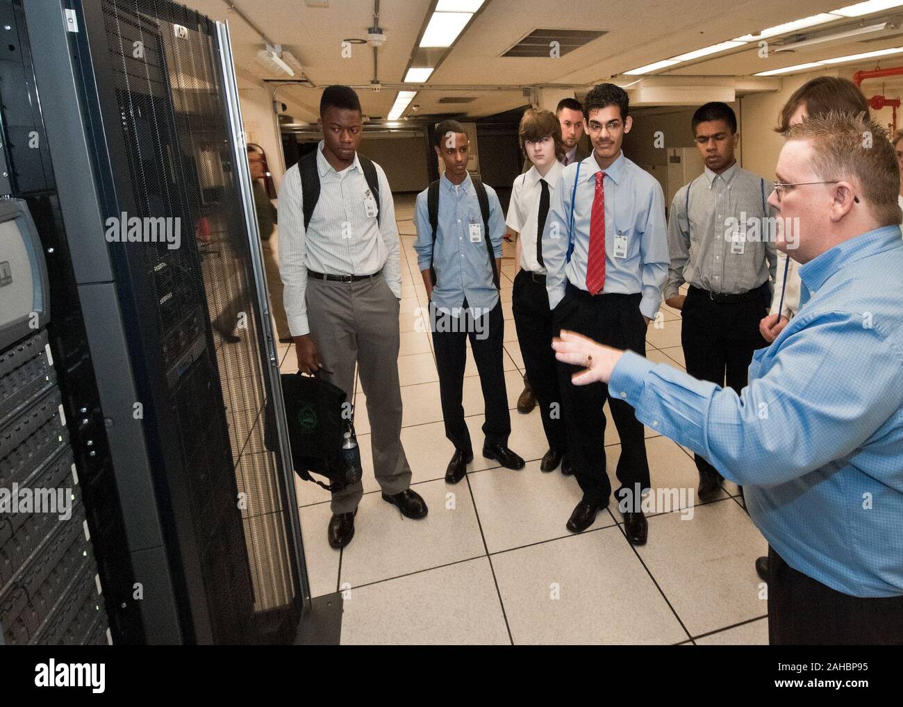 De gauche à droite : David THOMPSON, Eleanor Roosevelt High School, Greenbelt, Maryland, Nebil, Maeruf Patrick Lehan, Moshin Khan et Adam Hussien, Springbrook High School, Silver Spring, Maryland les membres de l'Académie des Technologies de l'information écouter Mike Hubenschmidt, Enterprise Systems Manager, l'Engle Groupe d'expliquer l'état de la messagerie électronique 2010 et des systèmes de soutien pour des applications à la Ministère de l'Agriculture des États-Unis au cours de l'assemblée annuelle de la technologie de l'information de l'USDA Jumelage Mercredi, 13 avril 2011. L'emploi de la technologie de l'information Journée d'Ombre est l'occasion pour les étudiants bof Banque D'Images