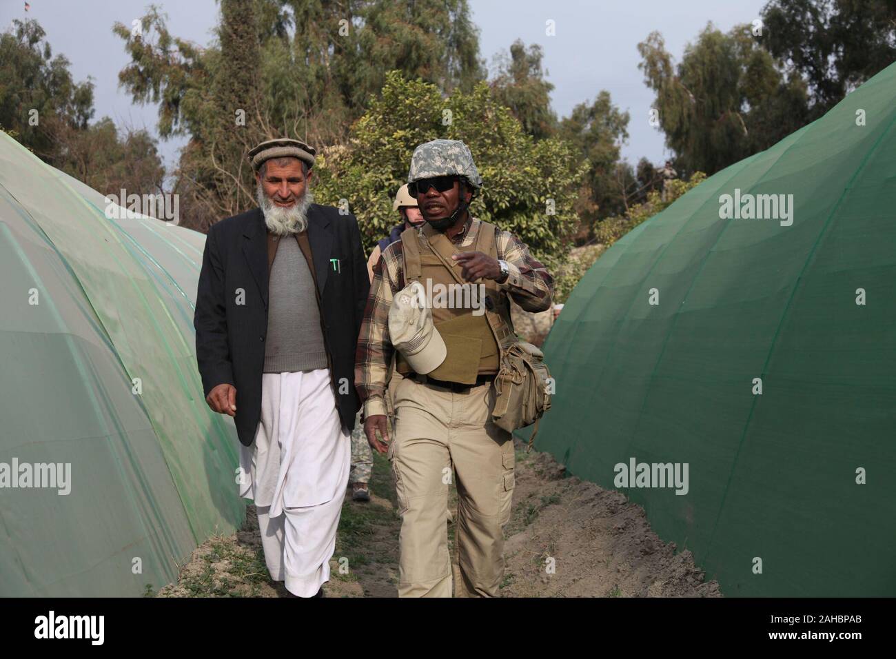 Représentant du ministère de l'Agriculture des États-Unis Le Dr Eric Grant, et un spécialiste en direct stock, Afghane, Mahamed Nasor examiner de nouvelles maisons vertes dans Qarghayee au district, province de Laghman, Afghanistan, le 27 janvier, 2010. Banque D'Images