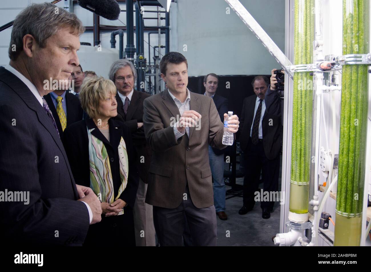 Algues bioprocédés Scientifique principal Toby Ahrens (r.) a montré les bioréacteurs à partir de l'Algue bioprocédés projet pilote pour l'Agriculture Américain Tom Vilsack (l.) et son épouse Christie Vilsack, lors de leur visite des installations le Vendredi, Avril 15, 2011. L'achèvement réussi du projet pilote a permis à l'entreprise d'évoluer jusqu'à réacteurs de taille commerciale. Cette opération est co-situé à l'intérieur de l'usine où l'éthanol GPRE Algues BioProcess technology est utilisé pour traiter les déchets, les émissions de dioxyde de carbone, de chaleur et d'eau recyclée pour produire en masse des algues. Les algues de cette installation sont utilisés pour l'alimentation animale, pha Banque D'Images