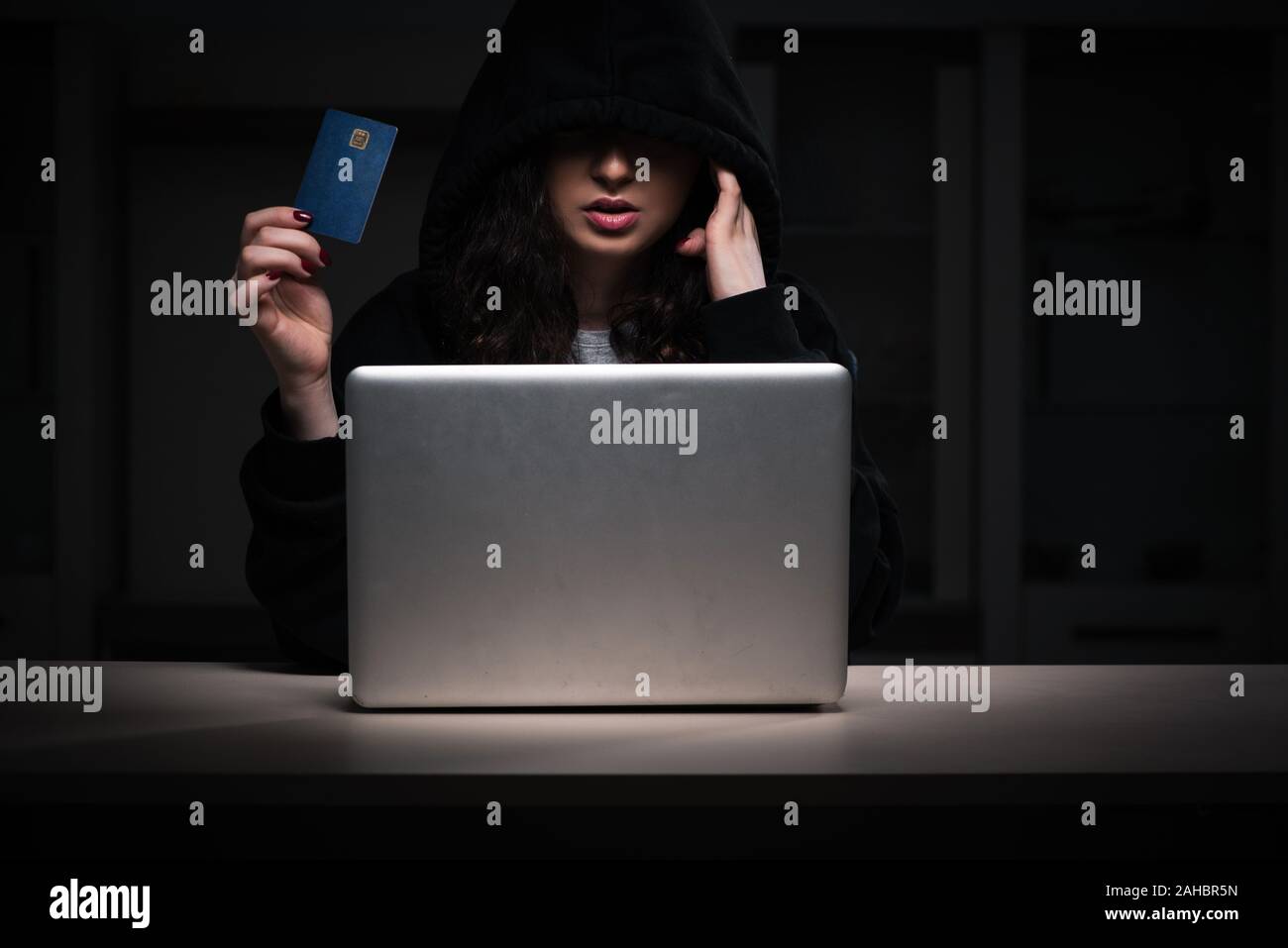 La femelle hacker hacking sécurité coupe-feu à la fin de l'office de tourisme Banque D'Images