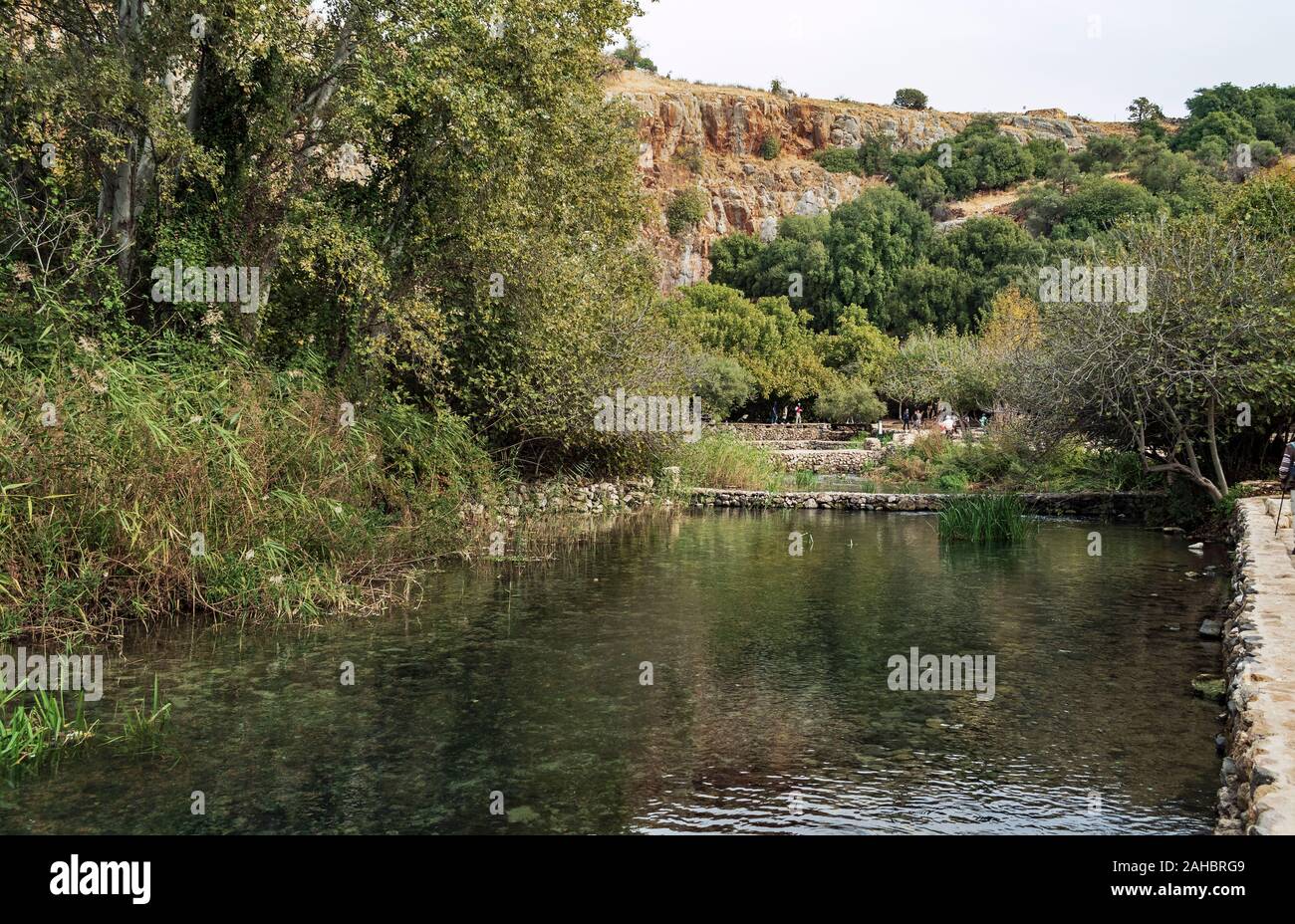 Les touristes au banias Springs dans le parc national d'Israël sur l'Hermon stream montrant la végétation et les piscines construites dans les temps anciens Banque D'Images