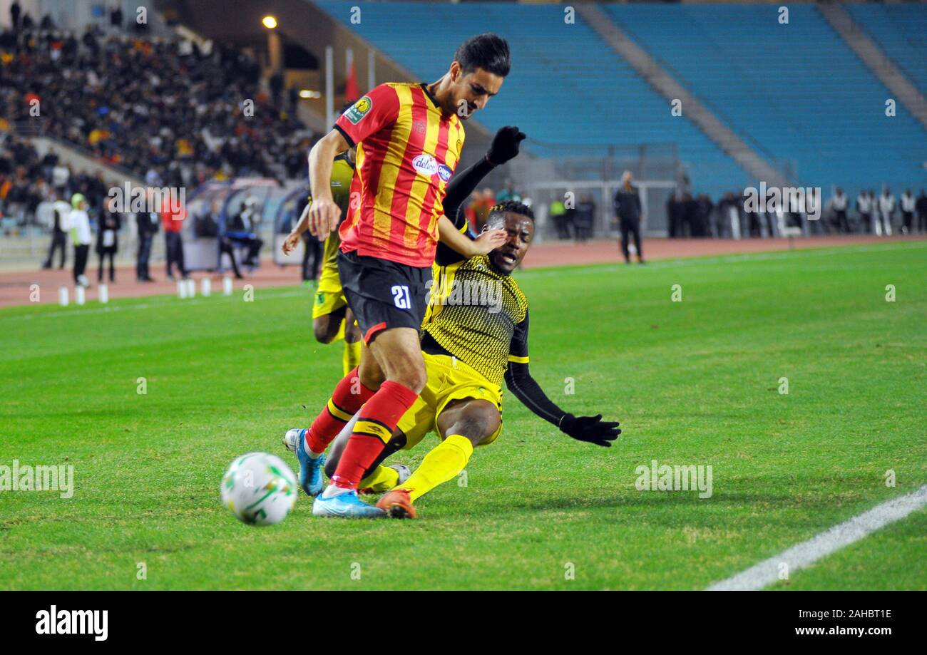 Rades, Tunis. Dec 27, 2019. Mohamed Ali Romdhane de EDT(27) et Sita Luzolo pendant le match est (Tunisie) vs QUE V Club (RD Congo) CAF Ligue des Champions de l'Afrique Total au stade de rades. Credit : Chokri Mahjoub/ZUMA/Alamy Fil Live News Banque D'Images