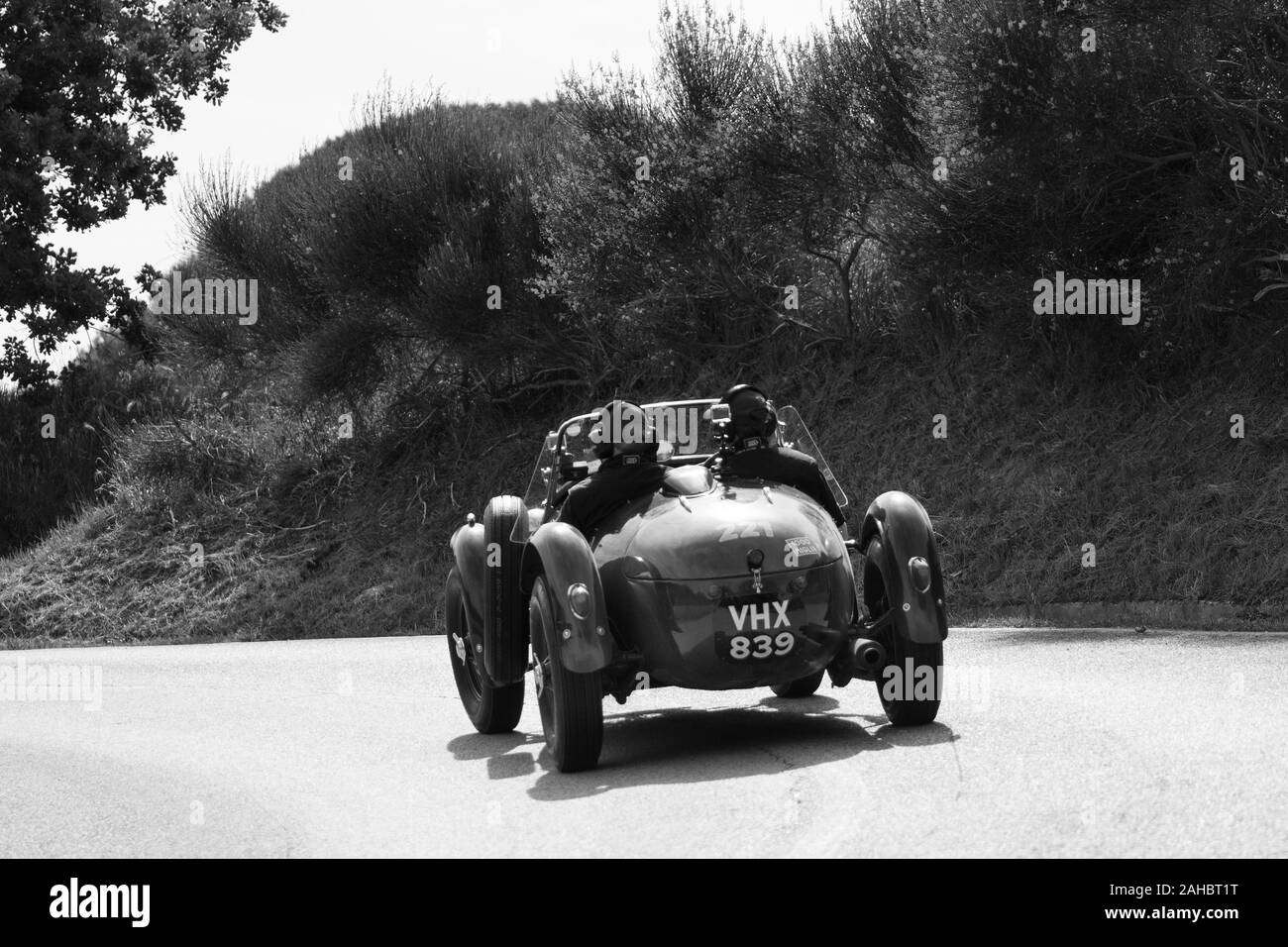 PESARO COLLE SAN BARTOLO , ITALIE - MAI 17 - 2018 : FRAZER NASH LE MANS REPLICA 1950 sur une vieille voiture de course en rallye Mille Miglia 2018 la célèbre l'italien Banque D'Images