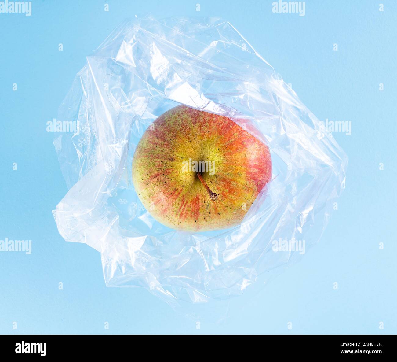 Une pomme dans un sac de plastique Banque D'Images