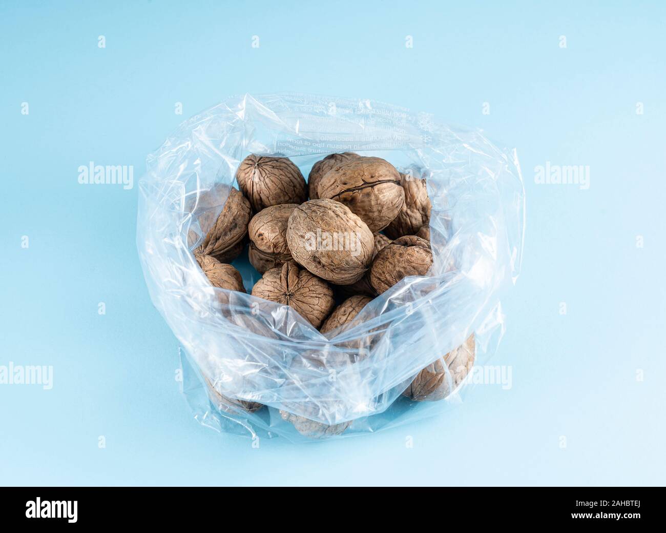 Un peu de noix sur un sac en plastique Banque D'Images