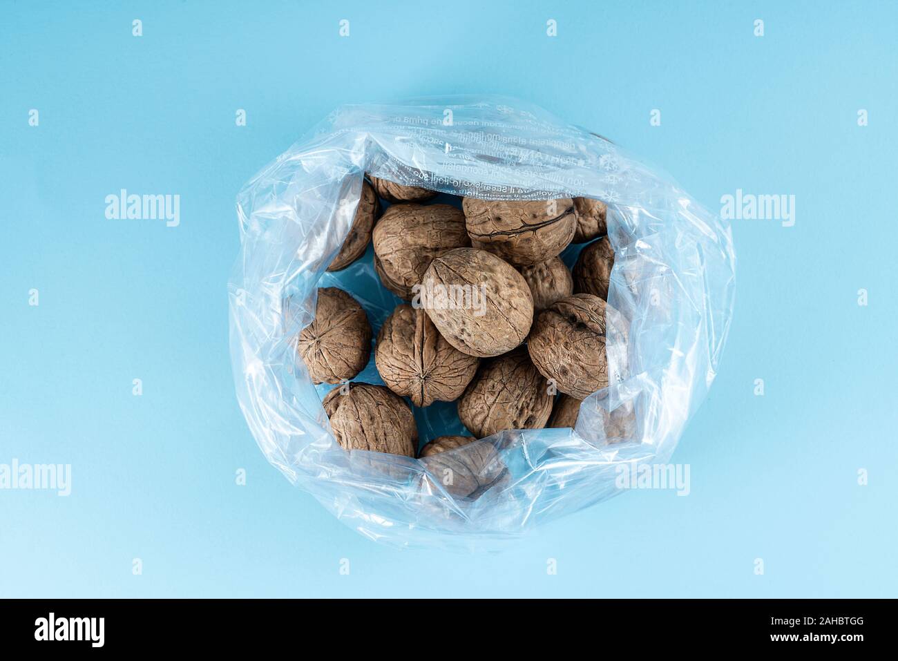 Un peu de noix sur un sac en plastique Banque D'Images