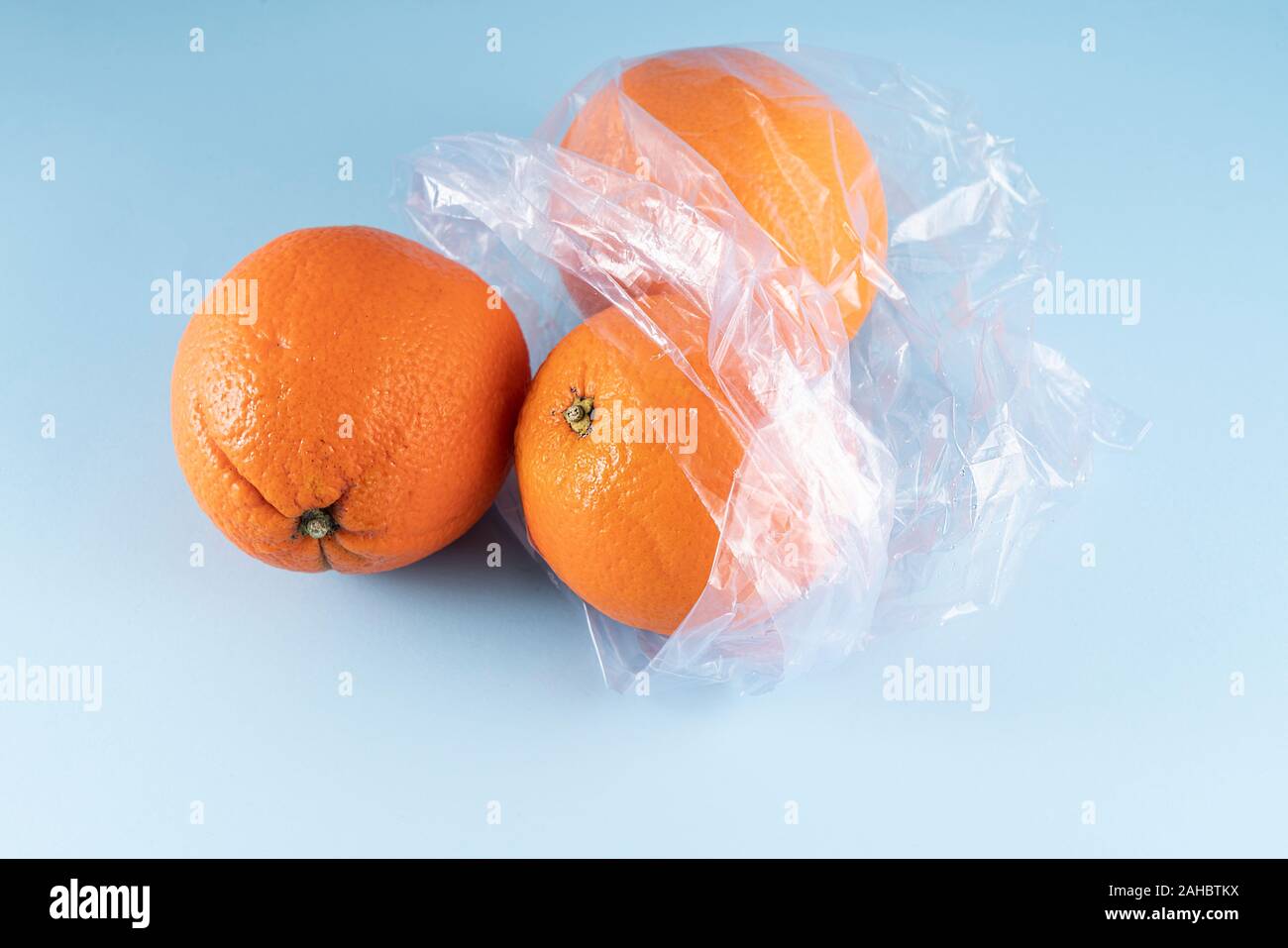 Quelques oranges dans un sac en plastique Banque D'Images
