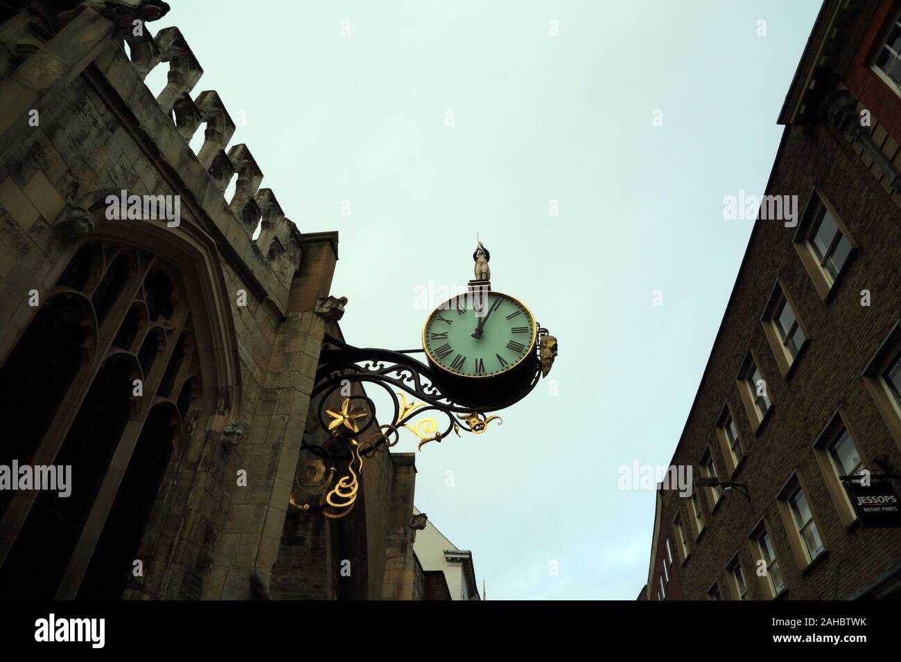 Horloge sur l'église St Martin le Grand à Coney Street, York dans le North Yorkshire, Angleterre - statue en haut de l'horloge est le petit amiral Banque D'Images
