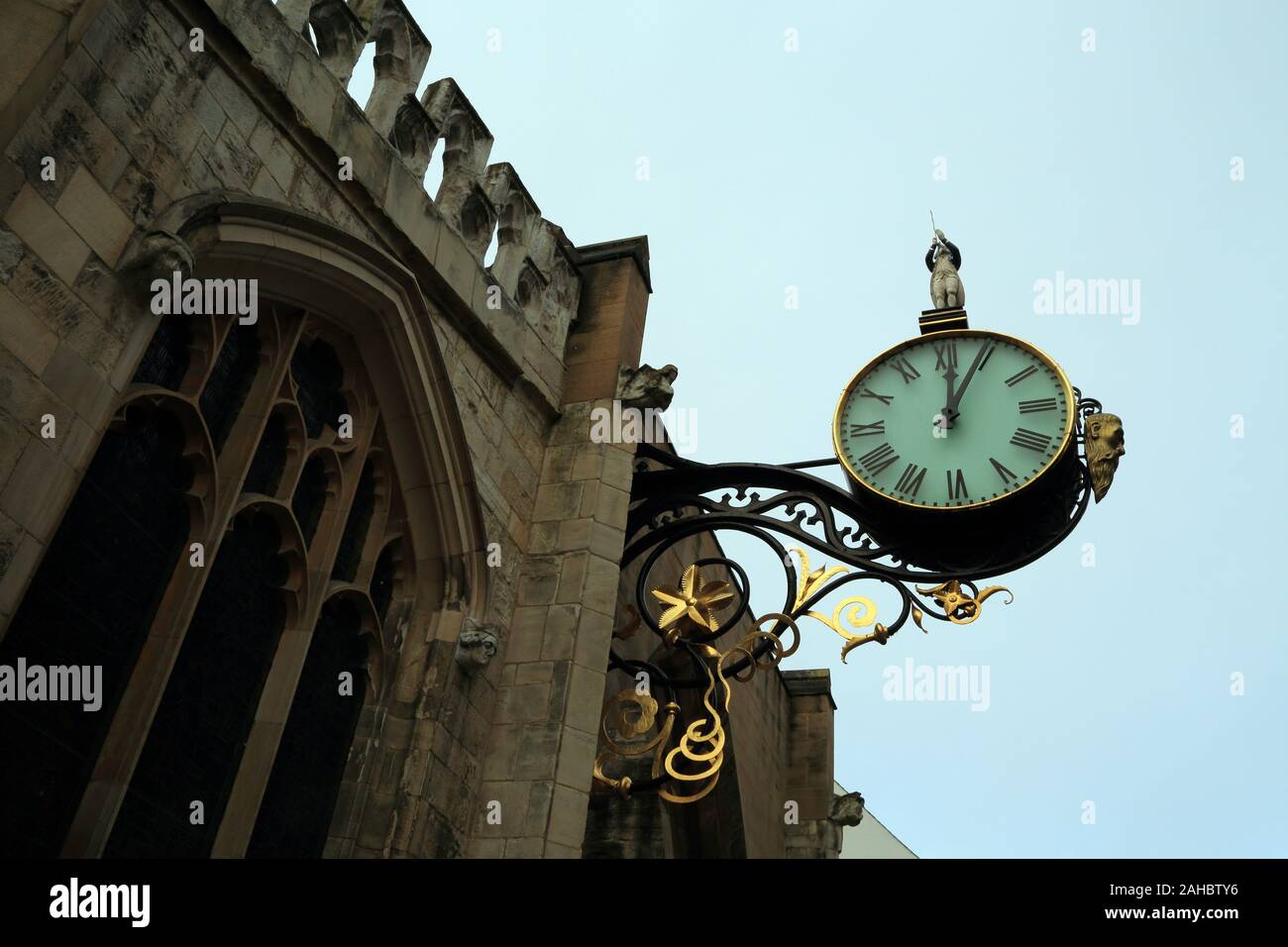 Horloge sur l'église St Martin le Grand à Coney Street, York dans le North Yorkshire, Angleterre - statue en haut de l'horloge est le petit amiral Banque D'Images
