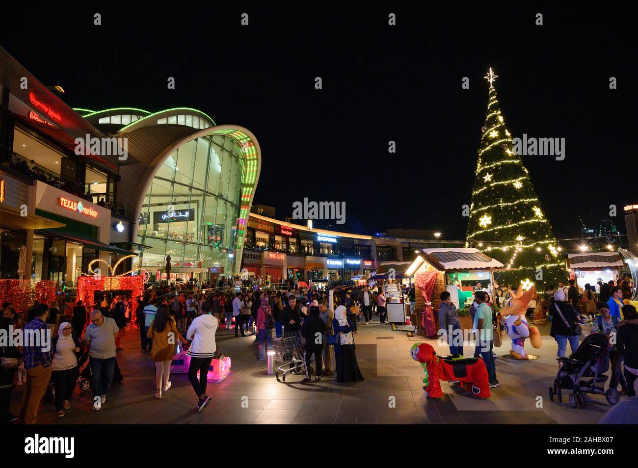 Dubaï, Émirats arabes unis, le 26 mai 2019. La Dubai Festival City Mall est illuminé par son arbre de Noël, entouré de stands, kiosques et musique live pour les fêtes Banque D'Images