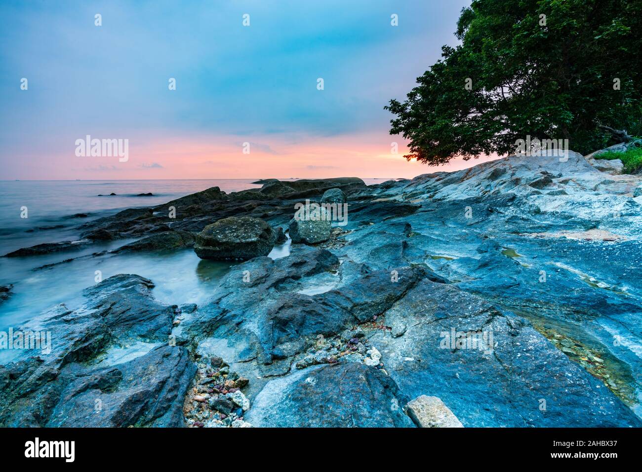 Seascape sur la vivante à Tanjung Bidara Beach couchers, Malacca. Banque D'Images