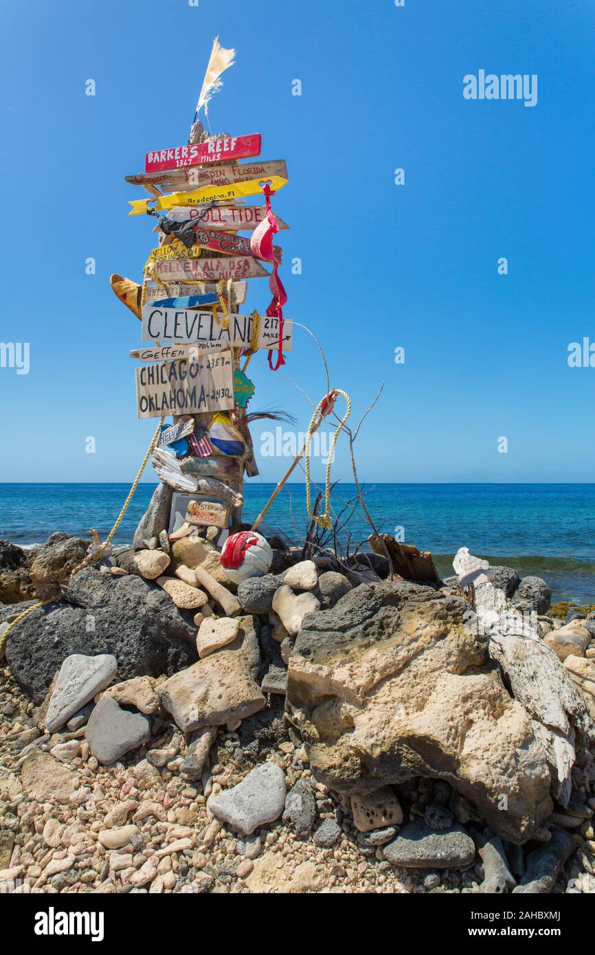 Panneau avec des pierres sur plage avec l'océan bleu sur l'île de Bonaire Banque D'Images