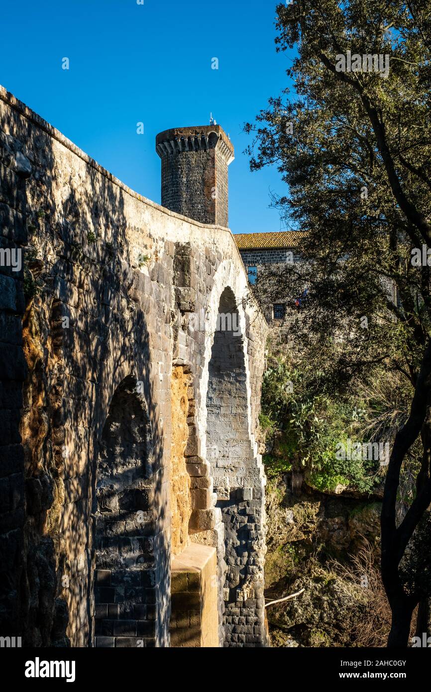 VULCI, ITALIE - Le 26 décembre 2019 : le pont Badia et le château médiéval, datant du 13ème siècle, une ancienne ville étrusque dans le territoire de Banque D'Images