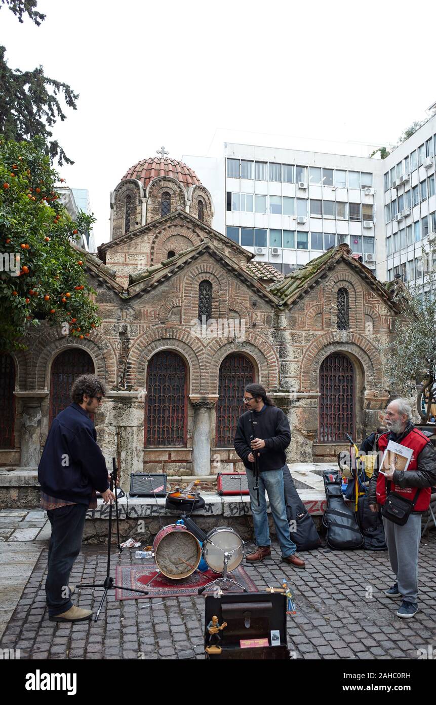 La musique de rue, des musiciens de l'église Kapnikarea Athènes Grèce Banque D'Images