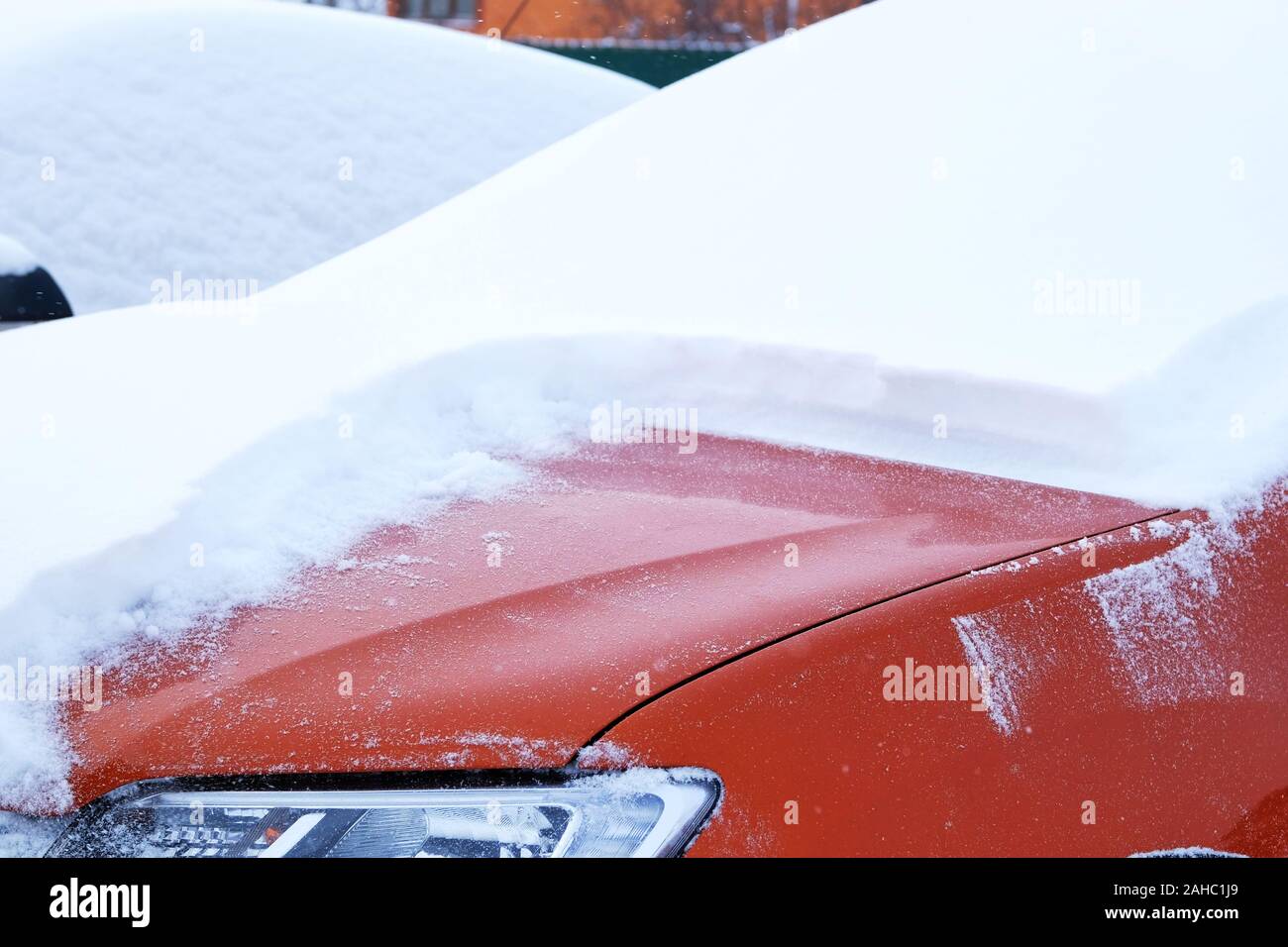 Enneigé. Voiture couverte de neige. Problèmes d'hiver des automobilistes. Orange de compensation voiture de la neige. Banque D'Images