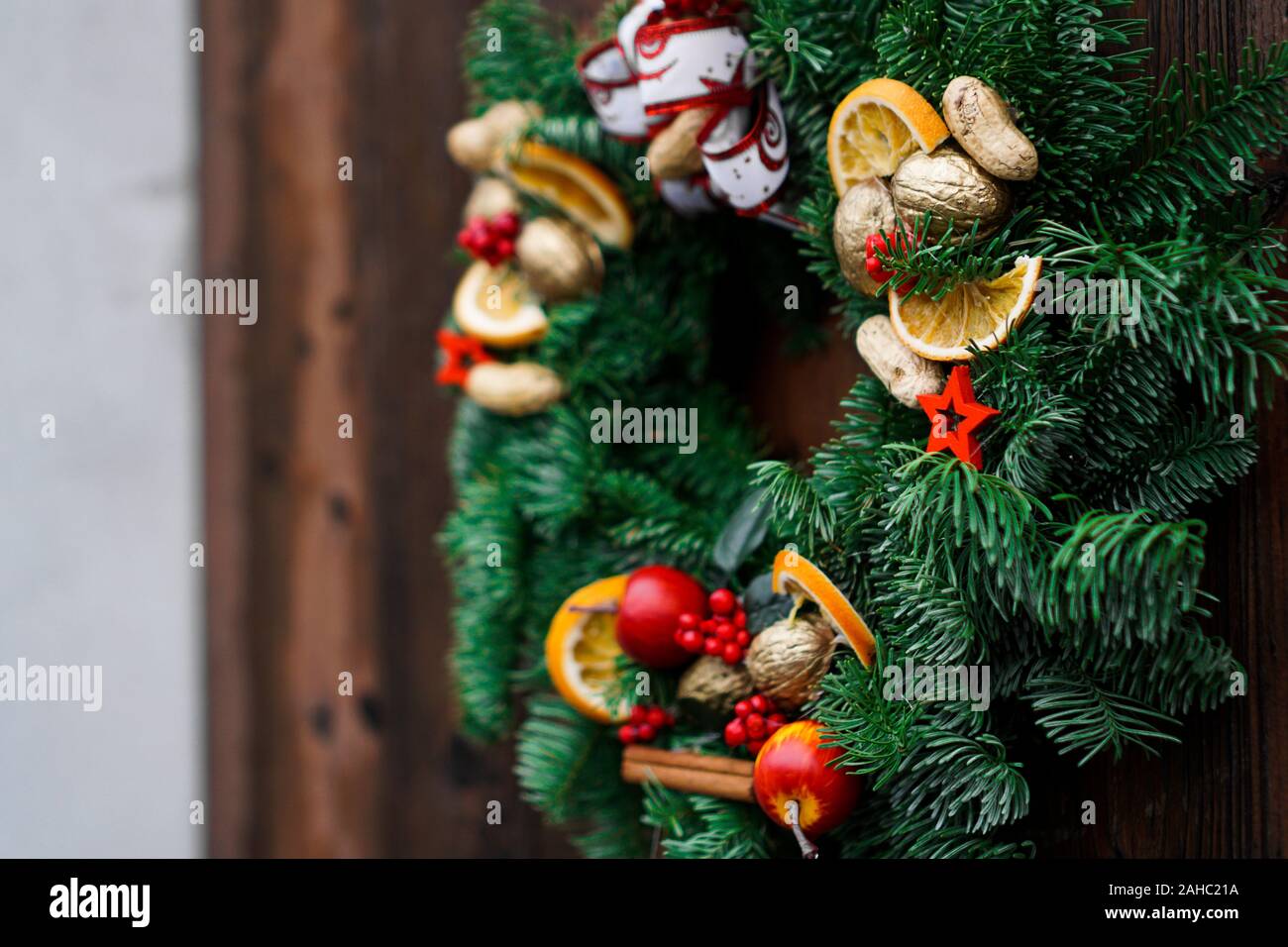 Couronne porte de Noël vert avec des bâtons de cannelle et oranges séchées Banque D'Images