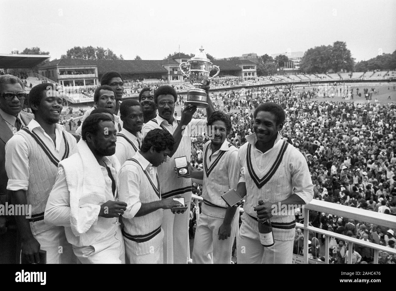 Photo de fichier en date du 23-06-1979 de Clive Lloyd, le capitaine West Indies, entouré de ses joueurs puisqu'il affiche le Prudential Cup au Seigneur ce soir. Antilles avait conservé la tasse avec une victoire sur l'Angleterre 92 s'exécute dans la finale. Banque D'Images