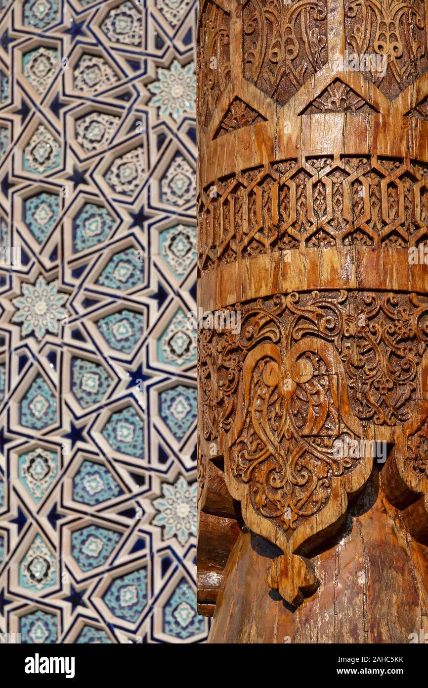 Détail d'un pilier en bois sculptés avec des carreaux émaillés bleu traditionnel à Tachkent, Ouzbékistan. Banque D'Images