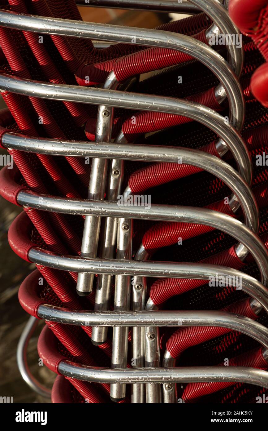 Pile de chaises en aluminium et rouge Banque D'Images