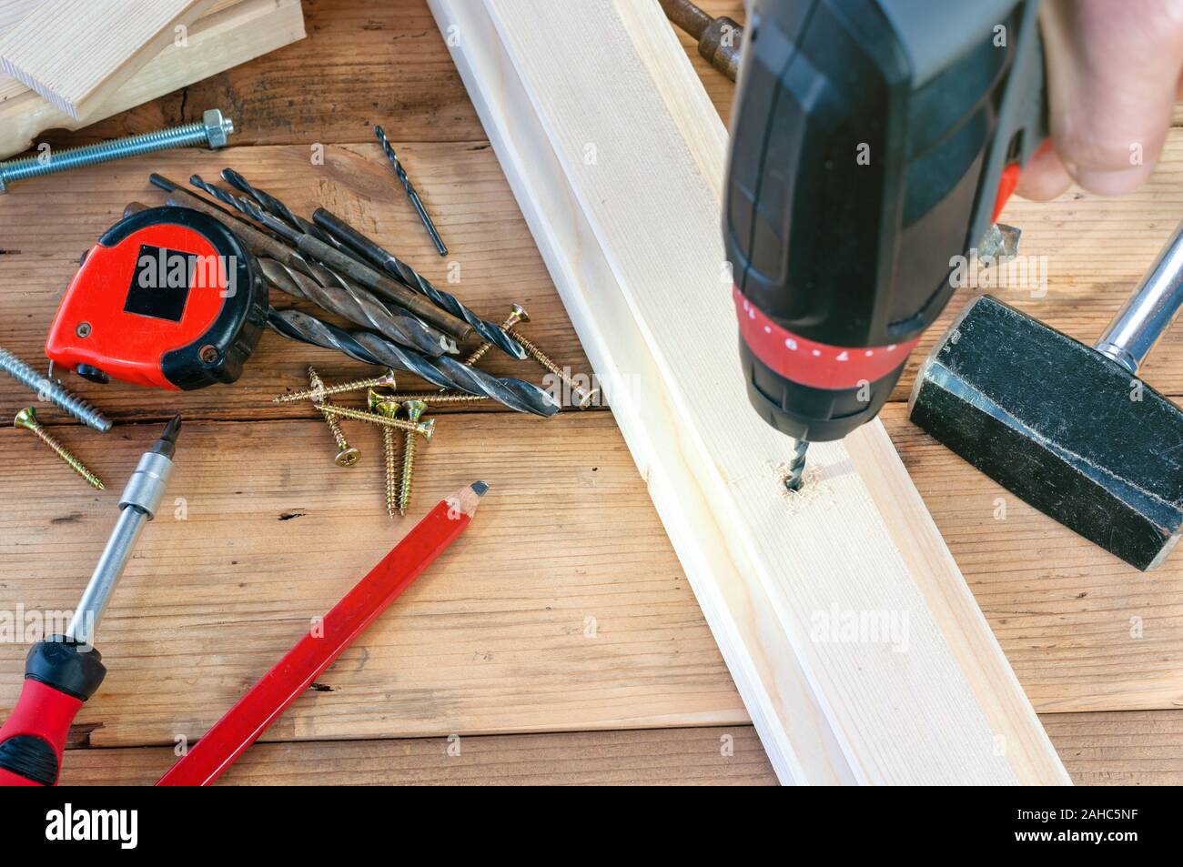 Travaux de forage. Faire de trou dans le bois avec le foret Banque D'Images