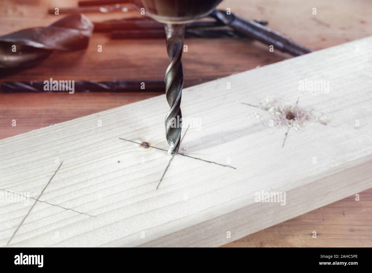 Travaux de forage. Faire de trou dans le bois avec le foret Banque D'Images