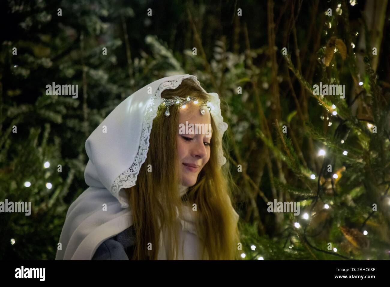 Moscou, Russie. 27 Décembre, 2019 Un participant d'une parade du Père Noël et la neige Maidens dans le centre de Moscou dans le cadre du voyage d'hiver, festival de Noël Russie Banque D'Images