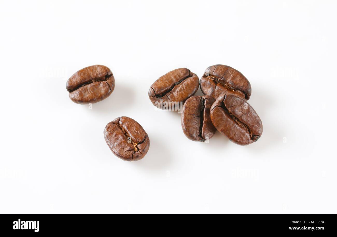 Les grains de café torréfiés sur fond blanc Banque D'Images Les grains de café torréfiés sur fond blanc Banque D'Images