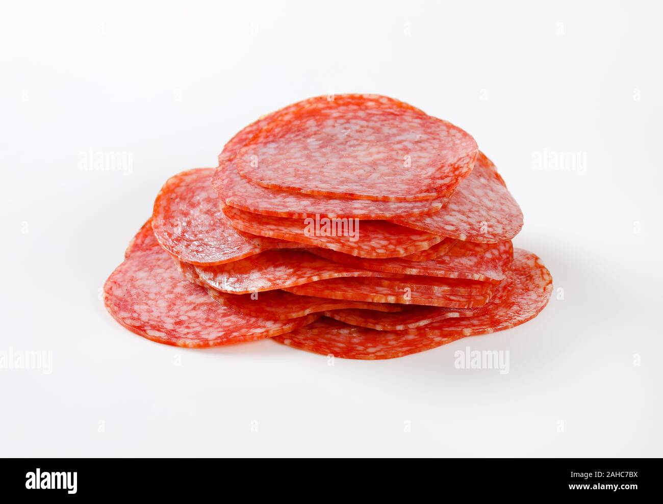 Minces tranches de salami sausage sur fond blanc Banque D'Images Minces tranches de salami sausage sur fond blanc Banque D'Images
