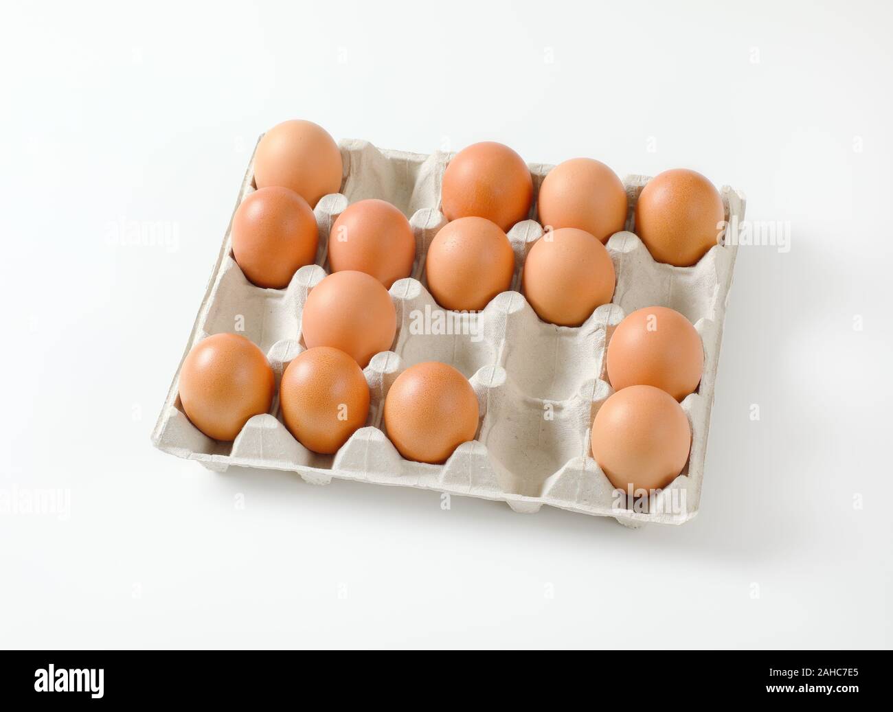Brown frais oeufs dans un bac d'oeufs à bosses vingt Banque D'Images Brown frais oeufs dans un bac d'oeufs à bosses vingt Banque D'Images
