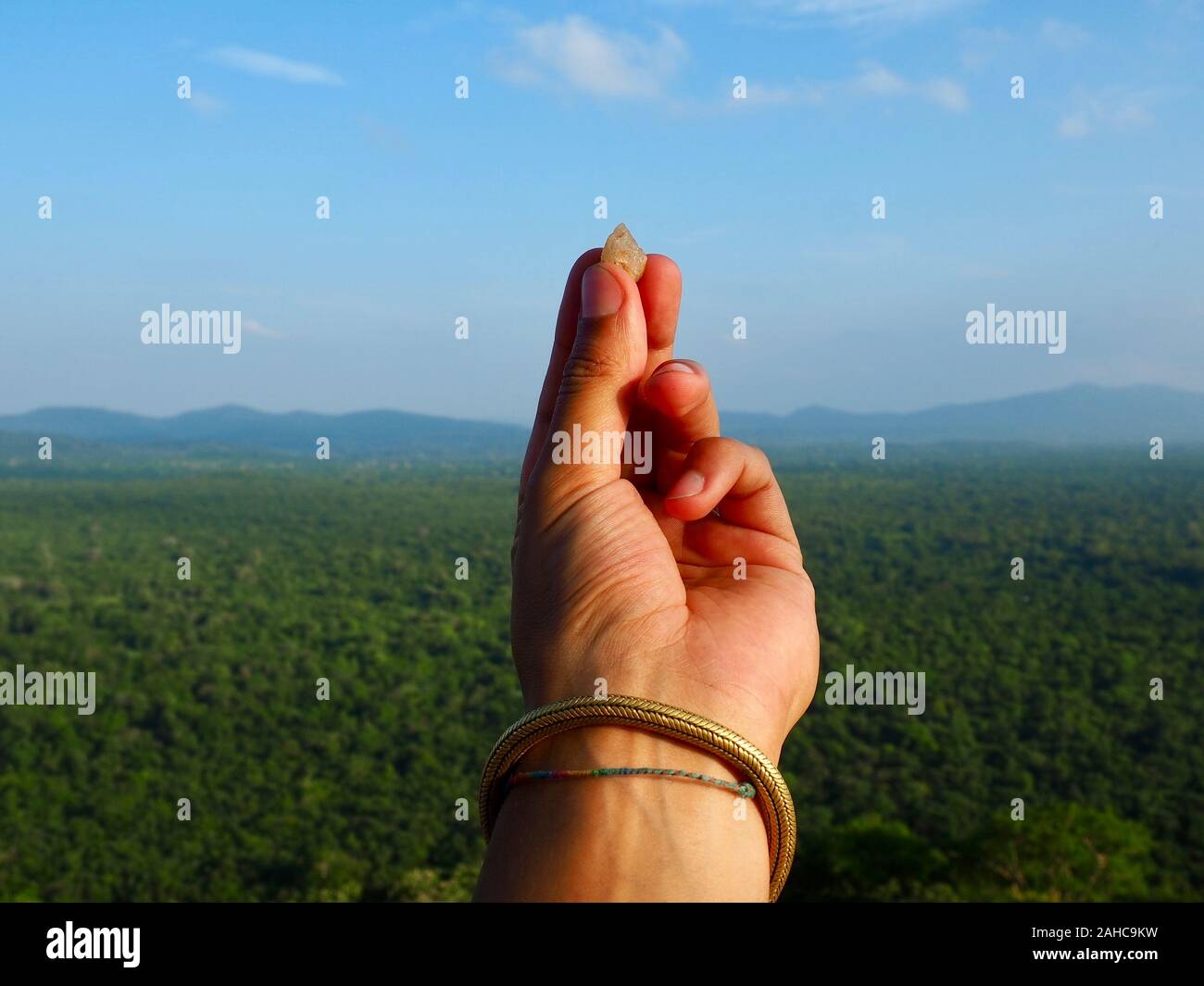 Hand holding crystal/rock au Sri Lanka. Sigirya Rock. Pidurangala. Dambulla. L'Asie. Banque D'Images