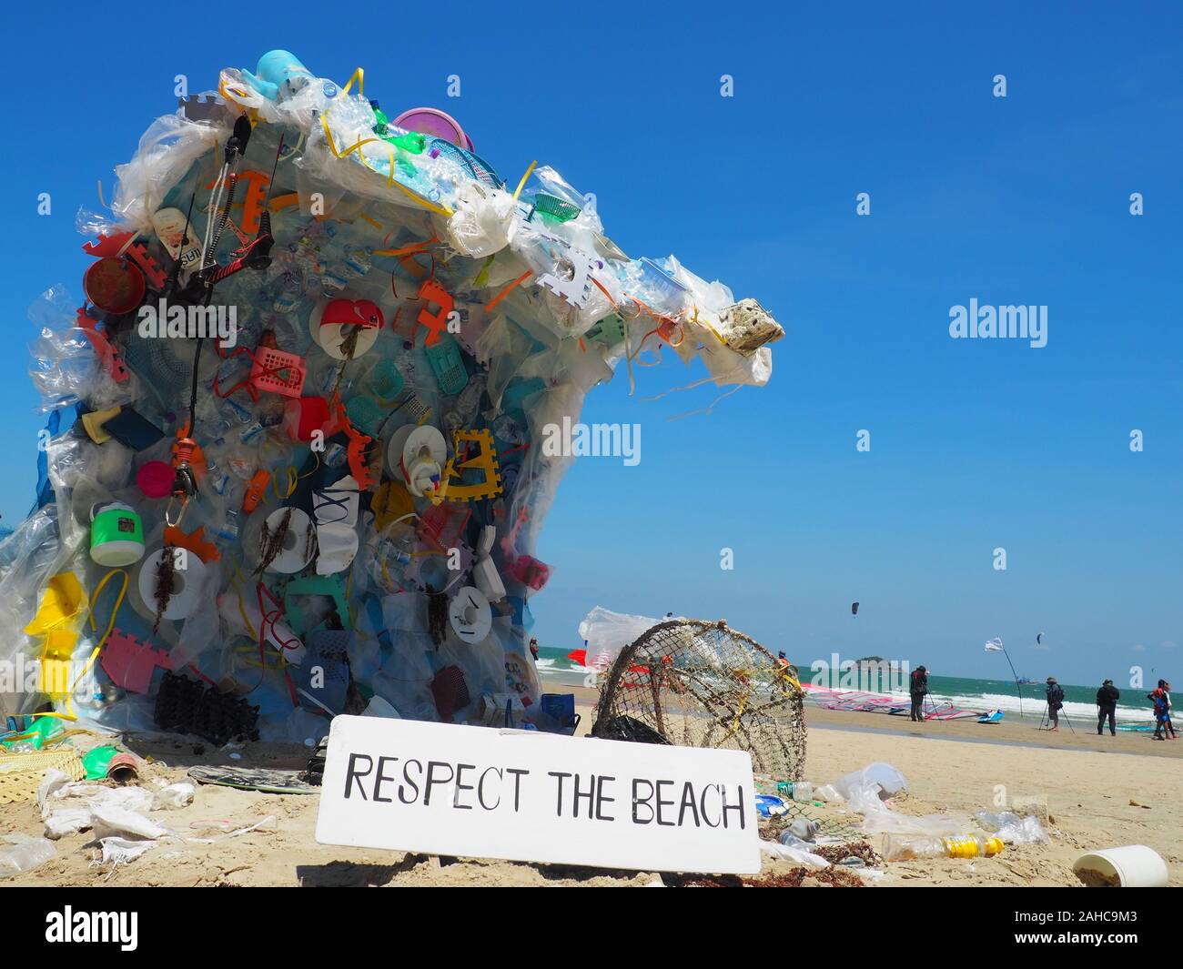 Ce qui concerne la plage. Nettoyer le plastique. Art en plastique. Plage de kitesurf en Thaïlande, Hua Hin. Banque D'Images