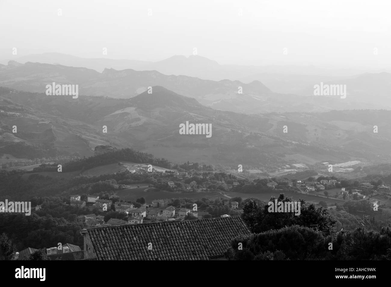 Vieille ville de San Marino avec le paysage vallonné de l'arrière-plan Banque D'Images